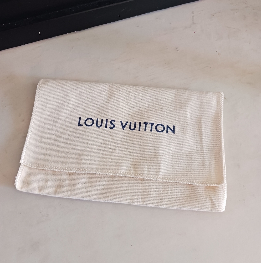 Louis Vuitton Box And Accessories - Picture 3 of 4